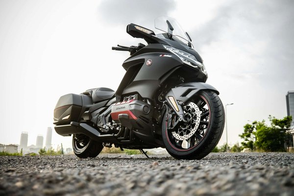Quels sont les avantages des suspensions pneumatiques sur une moto de touring comme la Honda Goldwing ?