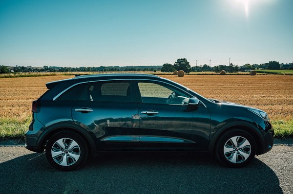 Quels sont les avantages d'utiliser des pneus à faible résistance au roulement pour une voiture hybride?